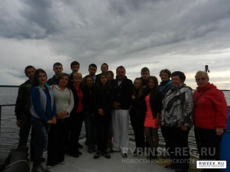 Выпускники из Рыбинского района провели выпускной на плавучей даче