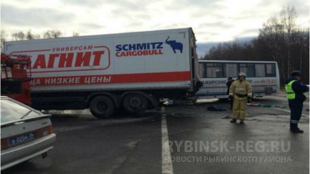Два пассажирских автобуса столкнулись с фурой в Рыбинском районе.